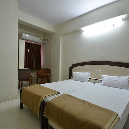 Hotel Maya Deluxe Hyderabad Luaran gambar