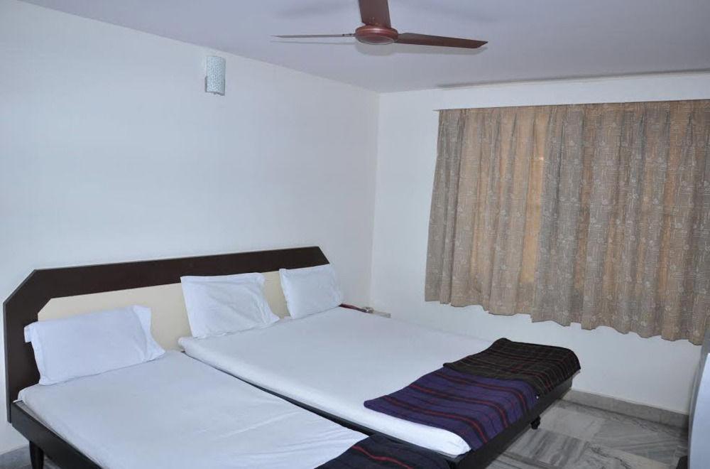 Hotel Maya Deluxe Hyderabad Luaran gambar