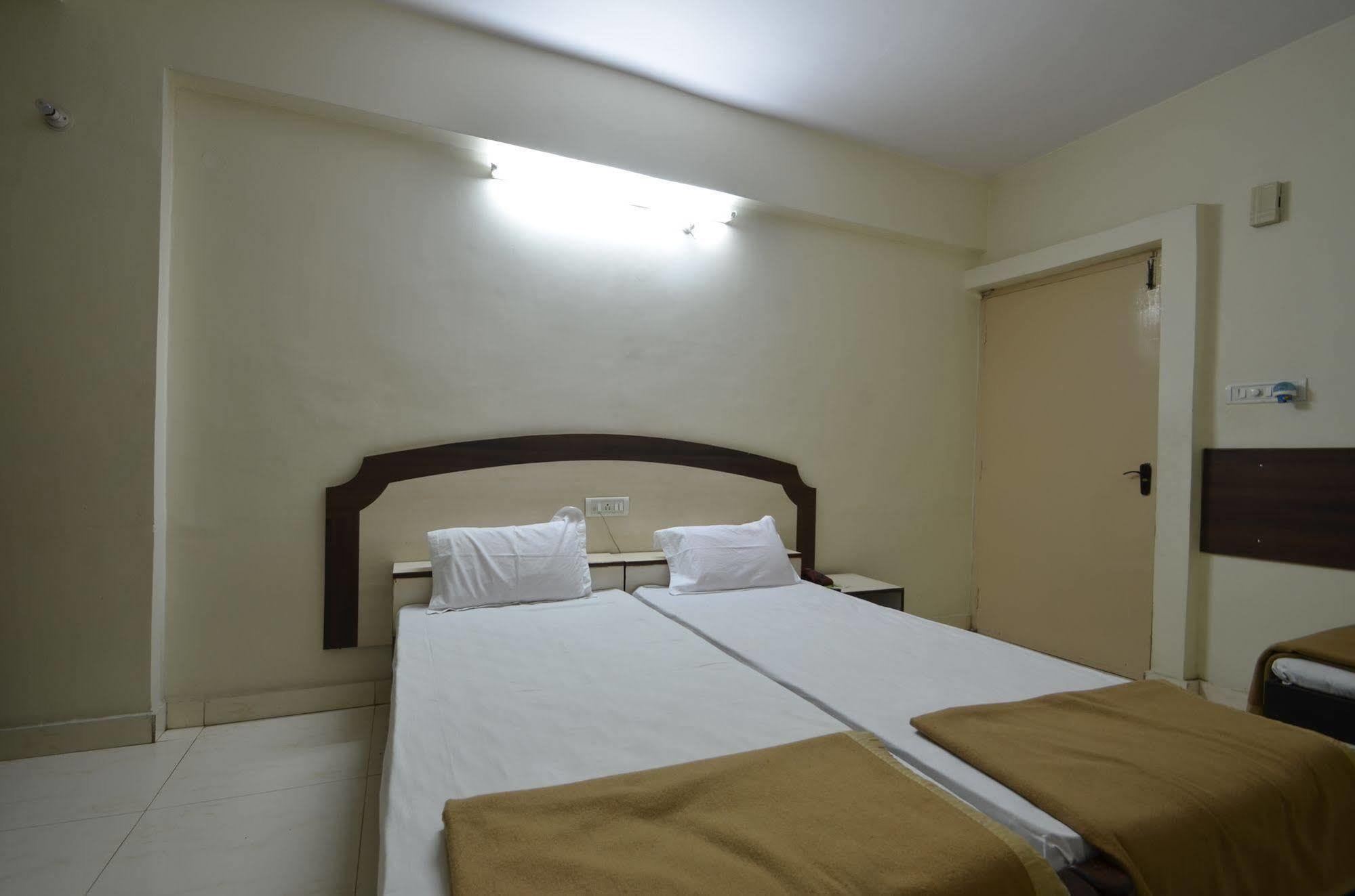 Hotel Maya Deluxe Hyderabad Luaran gambar